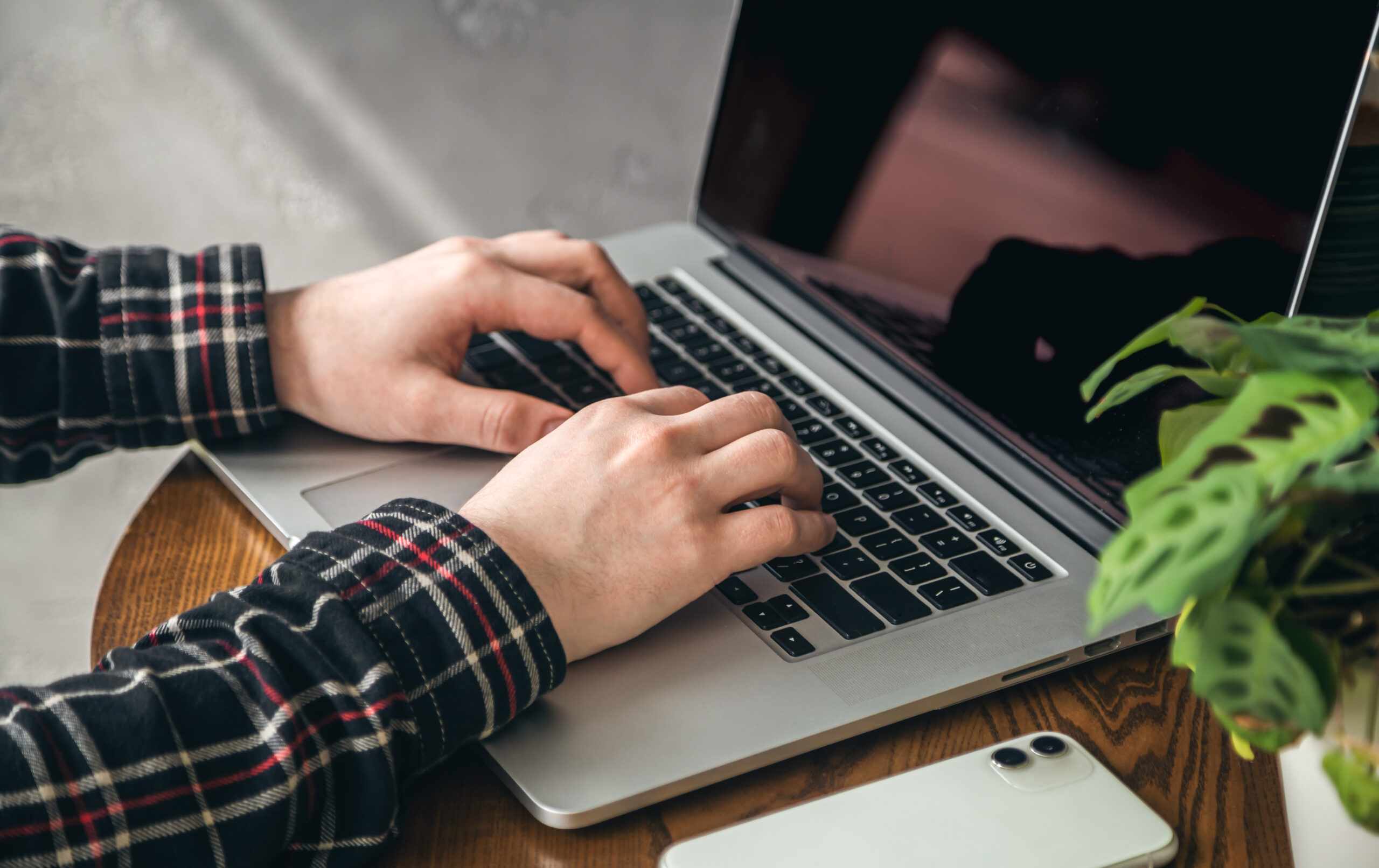 Man typing on laptop ordering Crit'Air sticker
